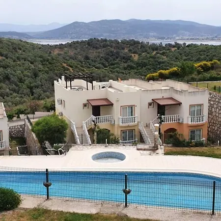 Bodrum Guvercinlikde Turkuaz Sitesinde Havuzlu Ferah Daire